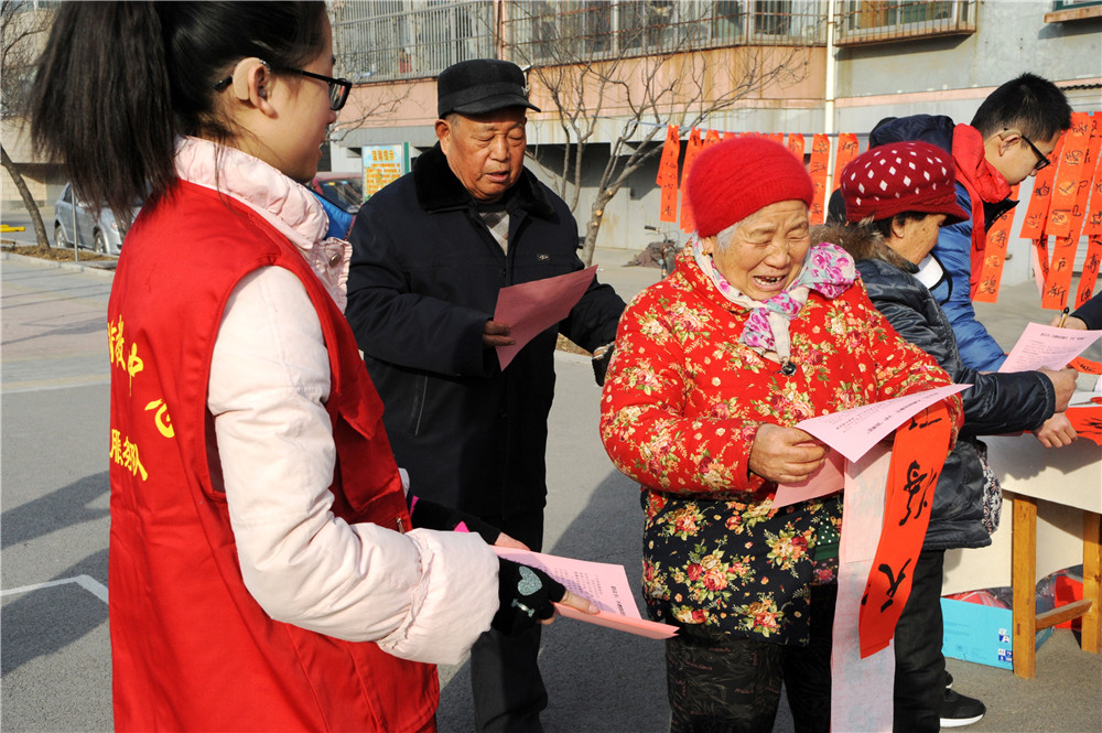 送春聯(lián) 倡新風(fēng) 寒冬臘月福臨門