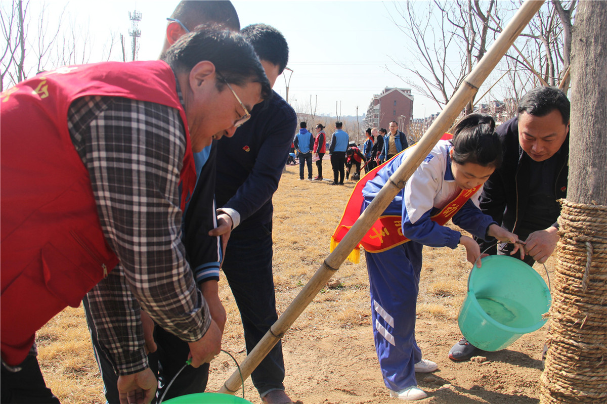 市特教中心組織開展植樹節(jié)志愿服務活動