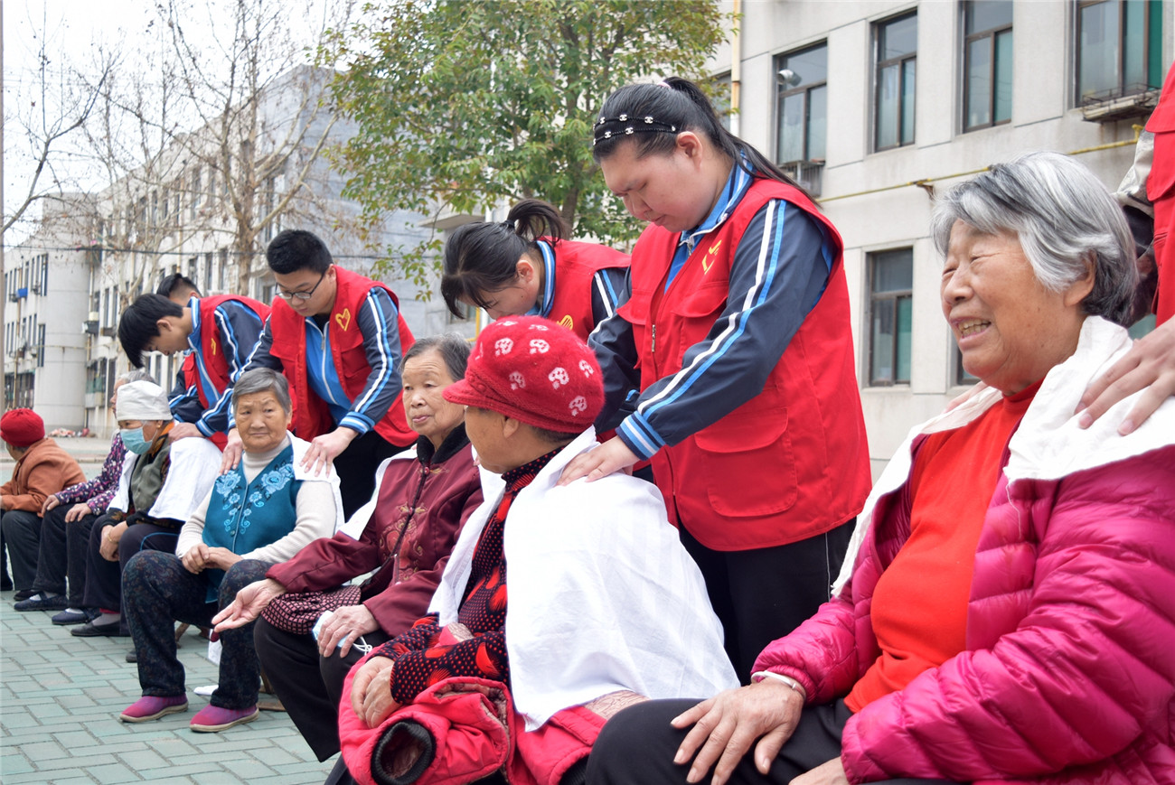 “愛駐夕陽 關(guān)注老人”志愿服務(wù)送健康