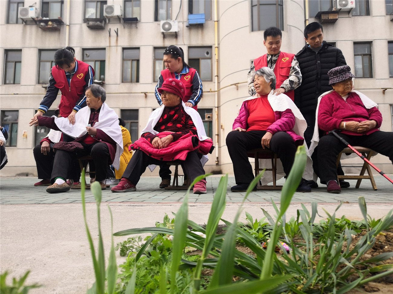 “愛駐夕陽 關(guān)注老人”志愿服務(wù)送健康