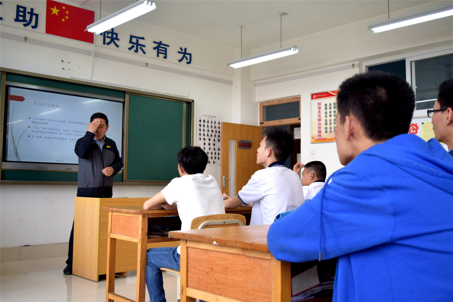 弘揚(yáng)工匠精神 做新時(shí)代好少年