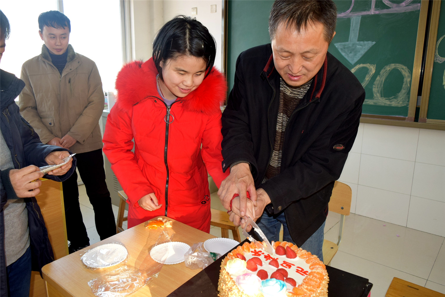 掛燈籠猜燈謎開開心心迎新年