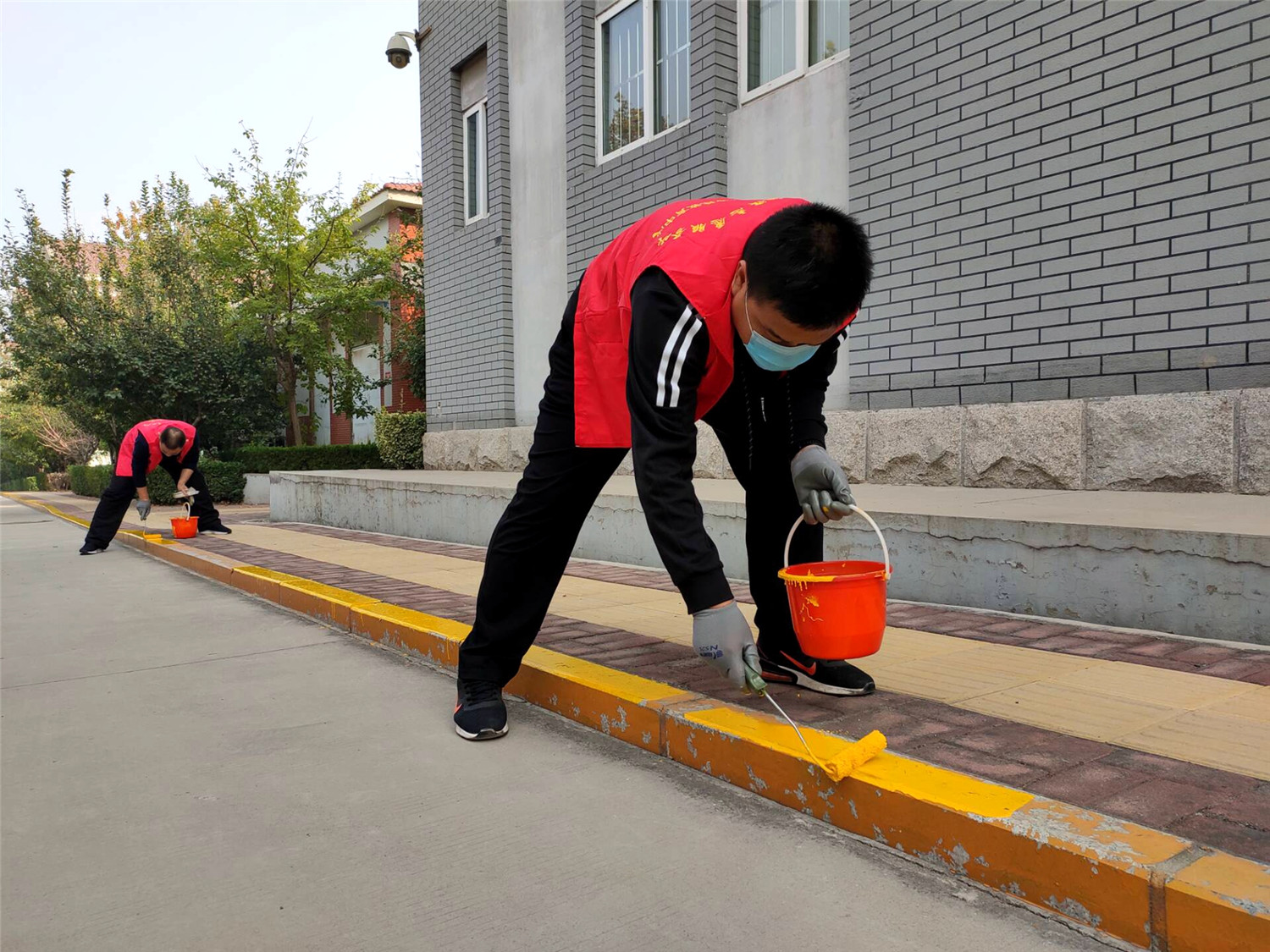 扮靚美麗校園 黨員在行動