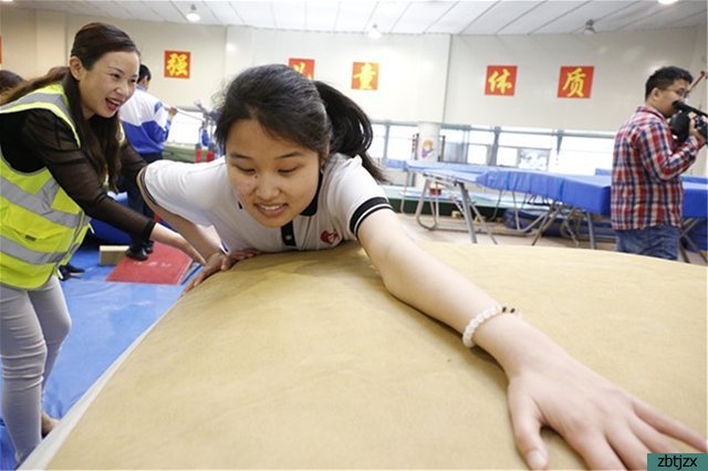 我校視障生走進市體育中心