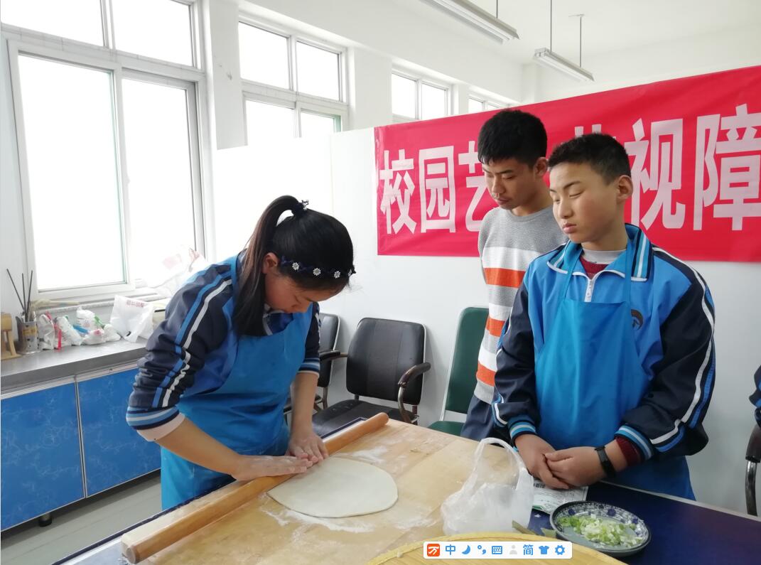 廚藝展示風(fēng)采  校園溫暖如家