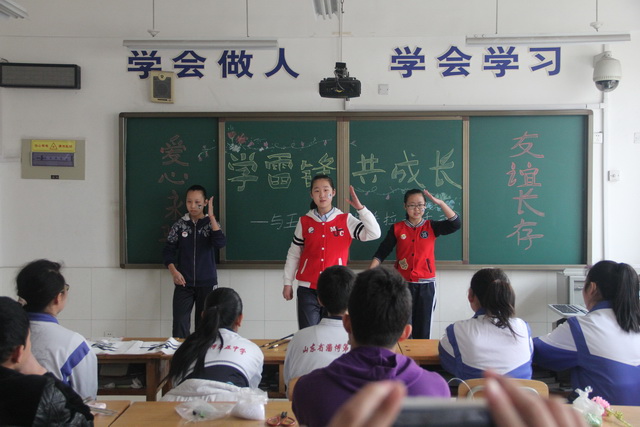 我校與五中學(xué)生開展“學(xué)雷鋒共成長”手拉手活動共享文明成果