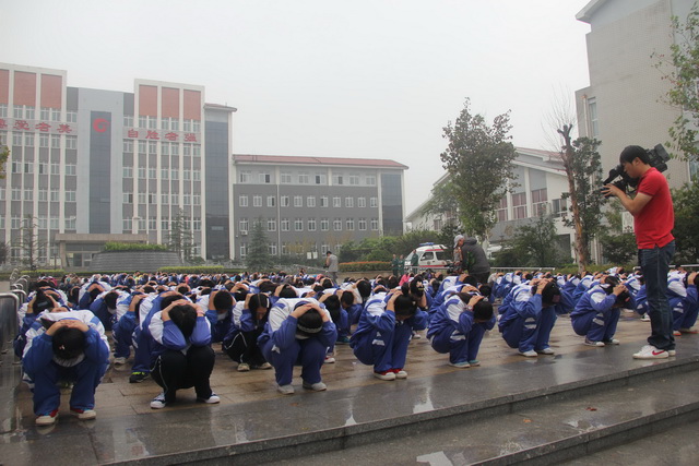 學(xué)校首次使用規(guī)范防空手語警報(bào)信號(hào)組織疏散演練