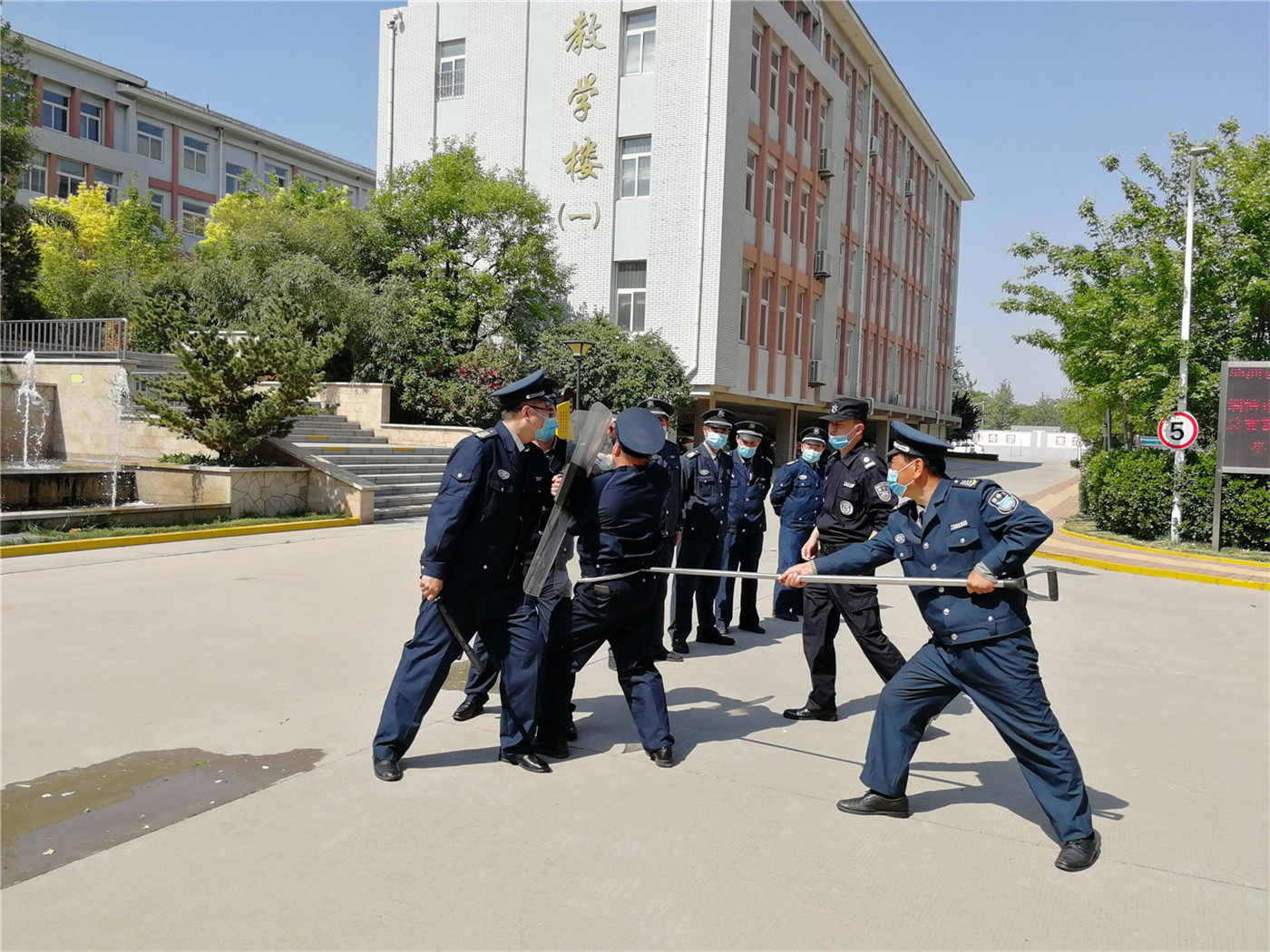 加強(qiáng)保安隊(duì)伍建設(shè) 筑牢安全防線