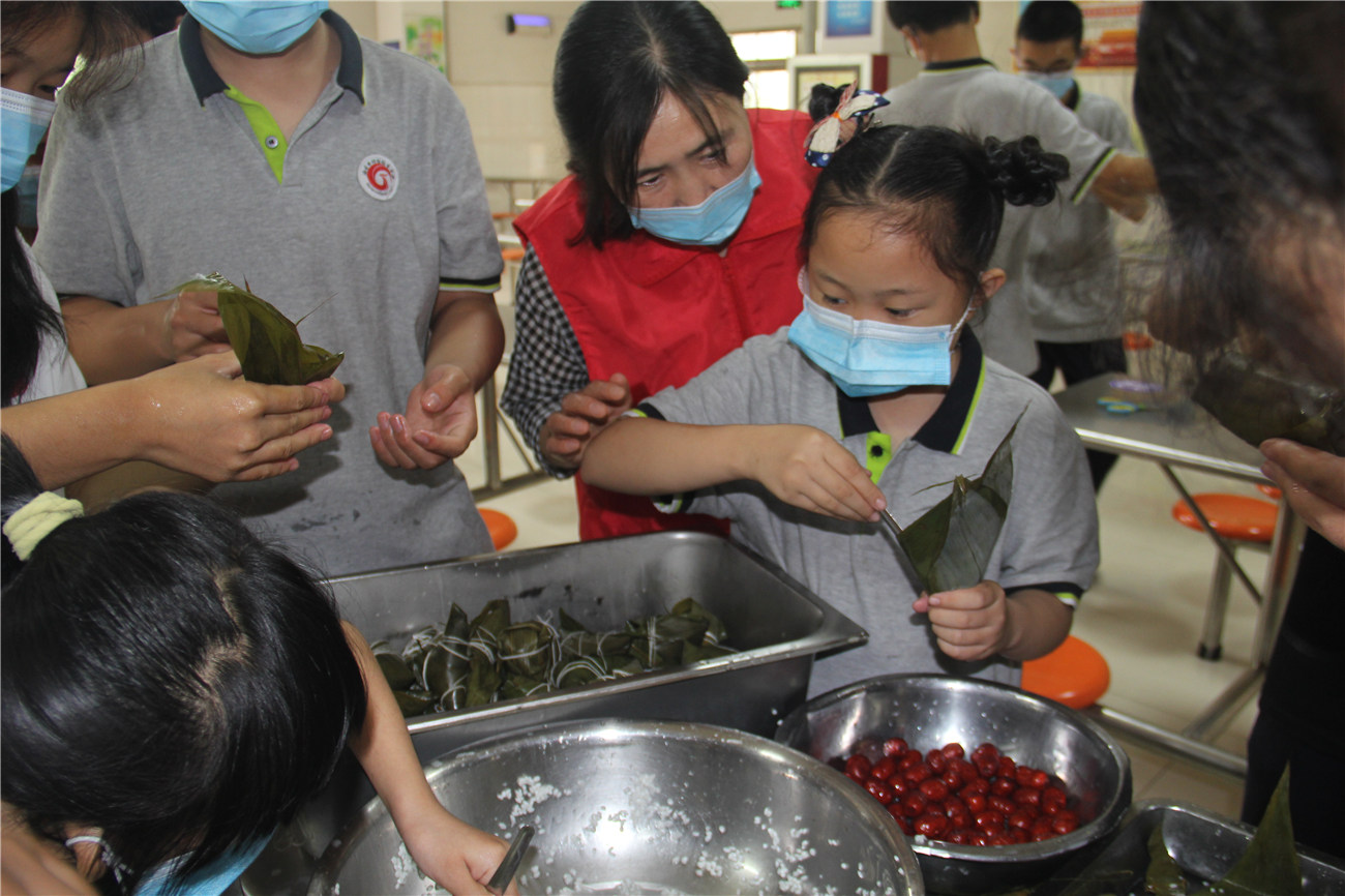 市特教中心舉辦“我們的節(jié)日·端午節(jié)——文明共建 助力成長(zhǎng)“包粽子活動(dòng)